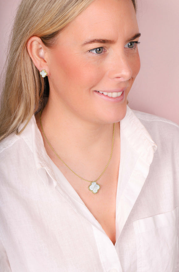 18ct Yellow Gold White Mother of Pearl Bloom Large Four Leaf Clover Ball Edge Chain Necklet