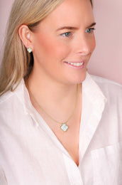 18ct Yellow Gold White Mother of Pearl Bloom Large Four Leaf Clover Ball Edge Chain Necklet